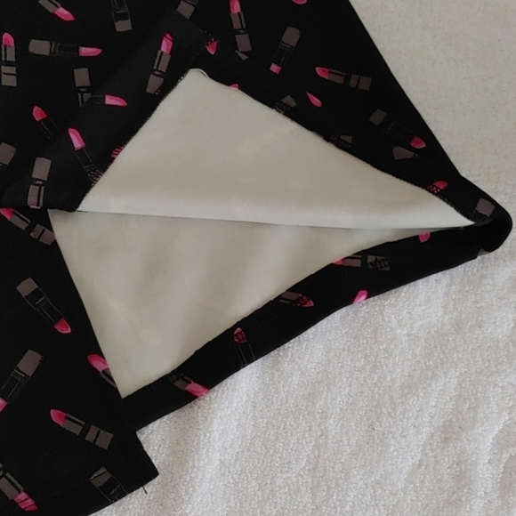 Torrid Lipstick Print Midi Pencil Skirt Size 2X - Picture 4 of 8